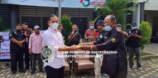 Baharudin saat menerima potongan nasi tumpeng dari perwakilan wartawan di halaman Kantor DPRD Tulungagung, Rabu (9/2).