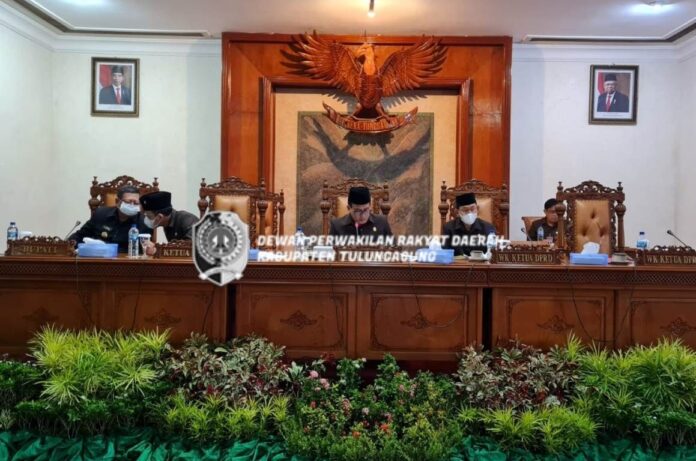 Wakil Ketua DPRD Tulungagung, Adib Makarim MH (tengah), membacakan nama-nama anggota pansus saat rapat paripurna dewan, Rabu (23/3) siang.