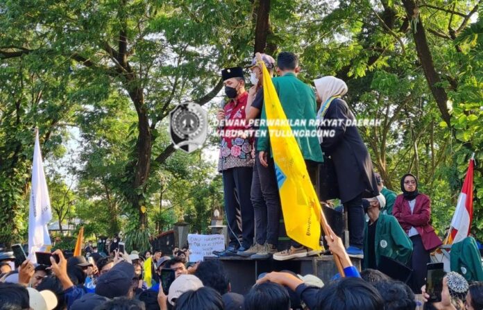 Marsono menangapi tuntutan Aliansi Mahasiswa Tulungagung di atas mobil komando pengunjuk rasa, Rabu (13/4) sore.