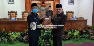 Marsono menerima ranperda prakarsa Pemkab Tulungagung yang disampaikan Wabup Gatut Sunu Wibowo dalam rapat paripurna dewan, Kamis (23/6) siang.