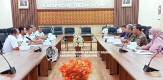 Pimpinan dan anggota Komisi C saat melakukan hearing dengn Bapenda dan DPMPTSP Kabupaten Tulungagung, Rabu (15/6).