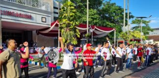 Marsono (baju putih) bersemangat mengikuti irama olahraga senam saat acara Olahraga Bersama TNI – Polri dalam Rangka Hari Bayangkara ke-76 di halaman Kantor Bupati Tulungagung, Minggu (19/6).