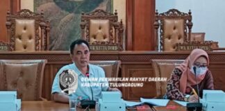 Heru Santoso (kiri) saat memimpin rapat finalisasi pembahasan Ranperda tentang PPUD bersama Tim Asistensi Pembahas Ranperda Pemkab Tulungagung, Kamis (28/7).