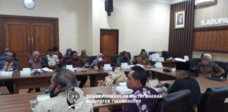 Pimpinan dan anggota Pansus IV saat melakukan rapat bersama Tim Asistensi Pembahas Ranperda Pemkab Tulungagung, Kamis (28/07/2022)