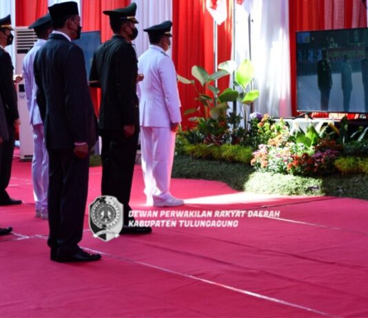 Asmungi saat mengikuti upacara peringatan HUT Bhayangkara ke-76 di Mapolres Tulungagung, Selasa (5/7).