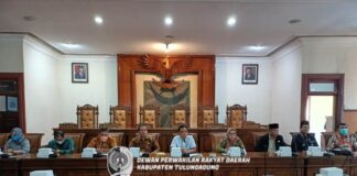 Public hearing Ranperda tentang Pencegahan Perkawinan Pada Usia Dini dipimpin langsung oleh Ketua Pansus III DPRD Tulungagung, Heru Santoso (depan baju putih).