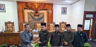 Marsono menerima Ranperda Perubahan APBD Kabupaten Tulungagung Tahun 2022 dari Bupati Maryoto Birowo dalam rapat paripurna, Sabtu (20/8).