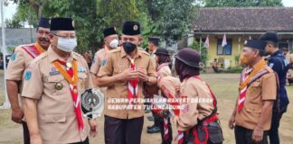 Marsono (tengah) dan Bupati Maryoto Birowo usai pemberian lecana dan penghargaan pada anggota Pramuka, Kamis (1/9).