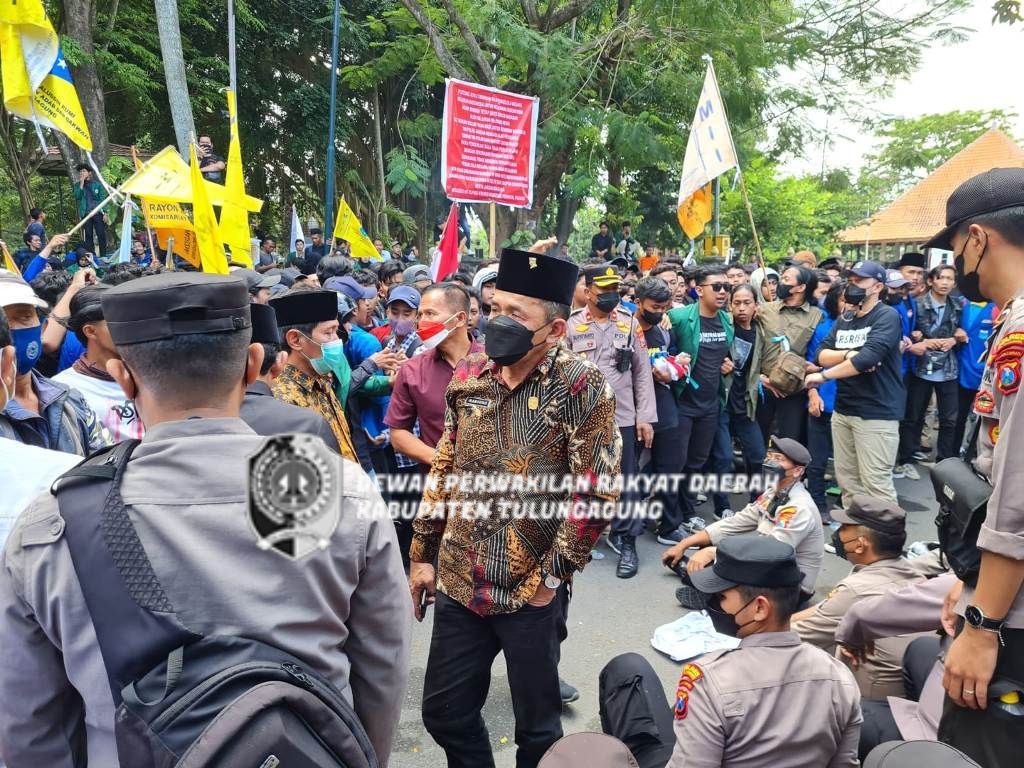 Pimpinan dewan ketika menemui mahasiswa pengunjuk rasa di depan Kantor DPRD Tulungagung.