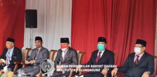 Marsono (tengah) duduk berdampingan dengan Bupati Tulungagung, Drs Maryoto Birowo MM dan Wabup Tulungagung, Gatut Sunu Wibowo SE serta anggota Forkopimda saat Upacara HUT TNI ke-77, Rabu (5/10).