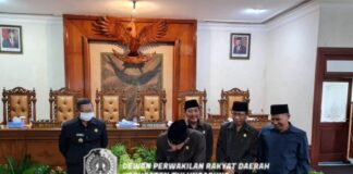 Marsono menandatangani berita acara persetujuan penetapan perda tentang Penyertaan Modal Pemerintah Kabupaten Tulungagung pada PDAM Tulungagung, Rabu (12/10).