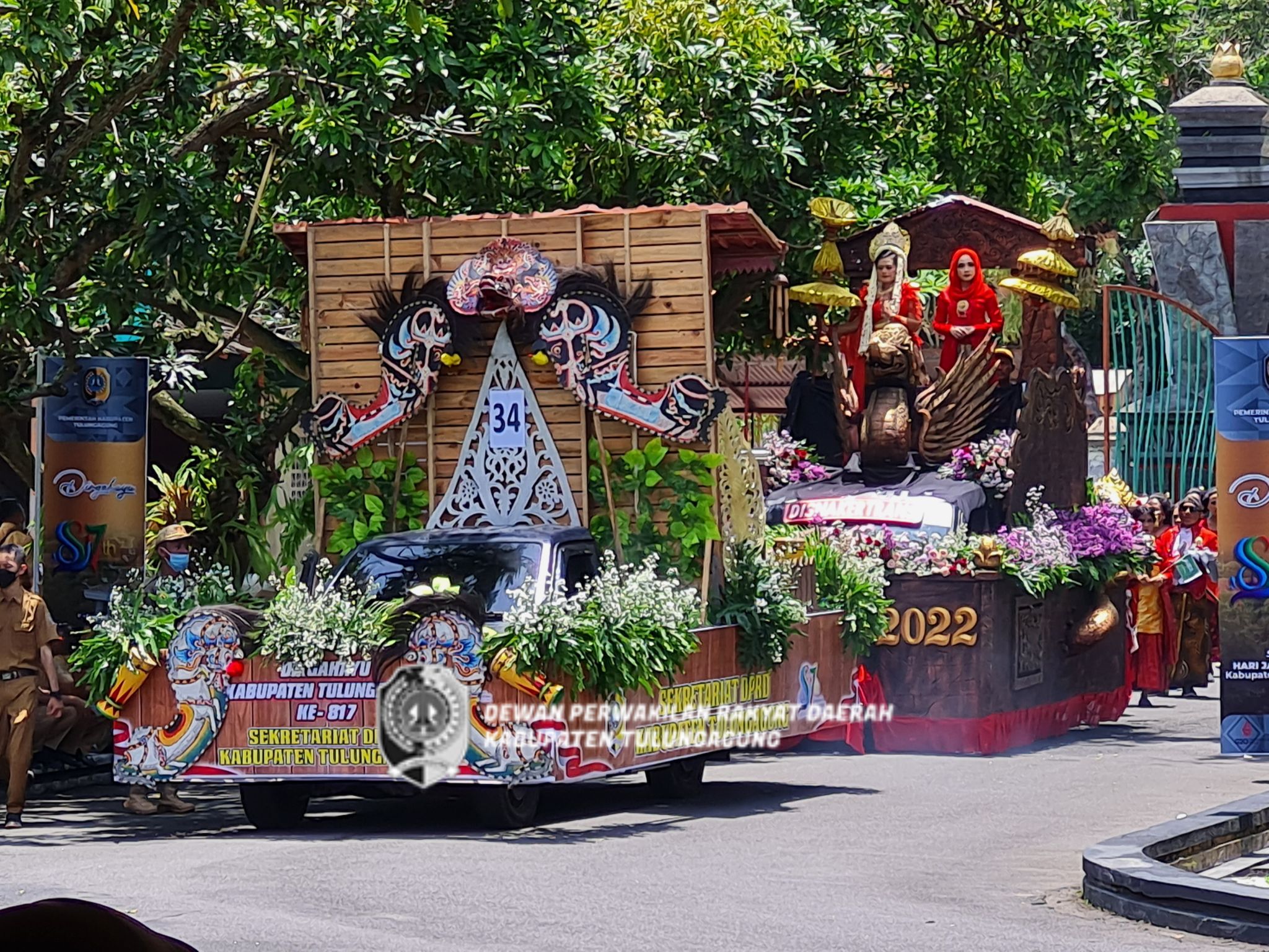 Mobil hias Setwan Tulungagung yang menampilkan adat budaya Tulungagung