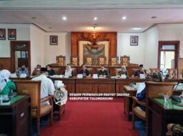 Pansus III DPRD Tulungagung saat menggelar public hearing Ranperda tentang Penguatan Pendidikan Karakter, Sabtu (12/11).
