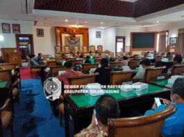 Marsono dan pimpinan dewan lainnya saat bertemu dengan pemangku kepentingan dalam upaya mengembalikan fungsi hutan di wilayah Tulungagung selatan, Jumat (2/11).