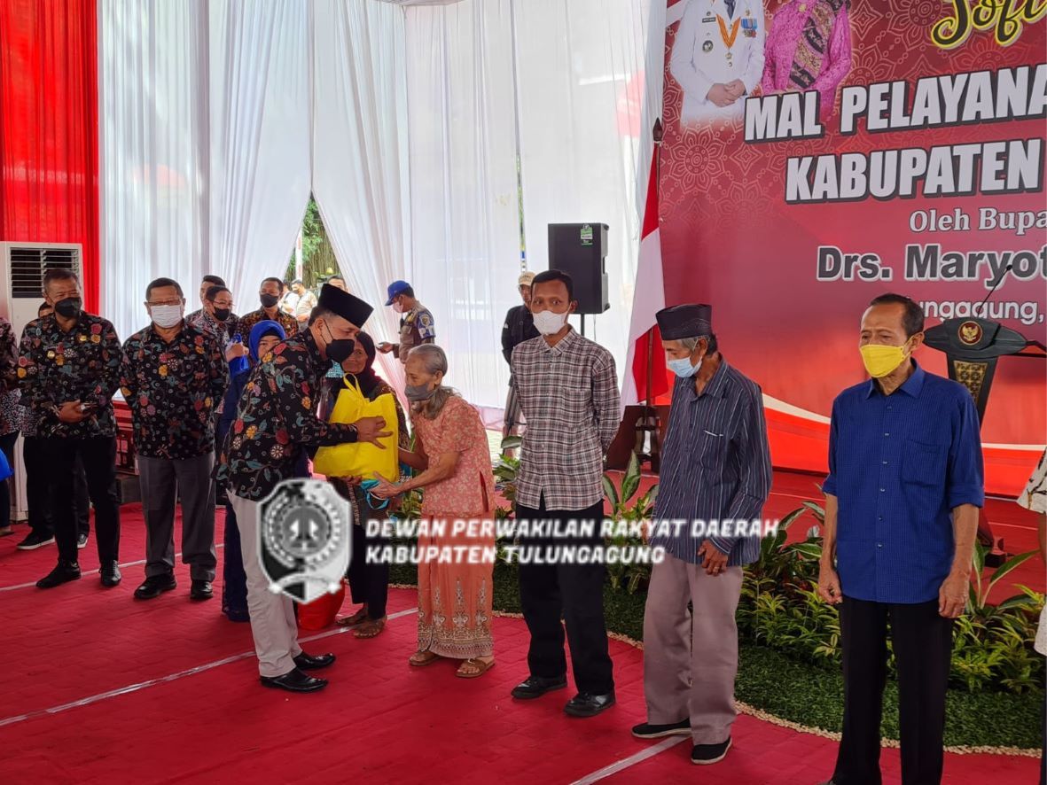 Marsono ikut menyerahkan bantuan pada warga di acara seremonial soft opening MPP Tulungagung, Kamis (29/12).