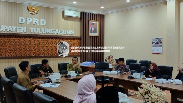Marsono (batik warna hijau) memimpin rapat Bamus yang dihadiri juga dua Wakil Ketua DPRD Tulungagung, Drs Ali Masrup dan Drs H Asmungi MSi, serta Sekwan, Sudarmaji SSos MSi, Selasa (3/1).