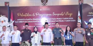 Gunawan (ketiga dari kirim) berfoto bersama Forkopimda Tulungagung, Ketua KPU Tulungagung dan Ketua Bawaslu Tulungagung usai acara pelantikan PPK, Rabu (4/1).