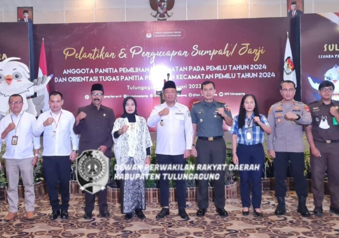 Gunawan (ketiga dari kirim) berfoto bersama Forkopimda Tulungagung, Ketua KPU Tulungagung dan Ketua Bawaslu Tulungagung usai acara pelantikan PPK, Rabu (4/1).