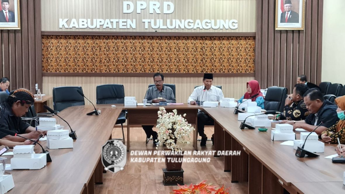 Wakil Ketua DPRD Tulungagung, Ahmad Baharudin (berkopiah), juga hadir dalam hearing bersama gabungan LSM, Kamis (19/1).