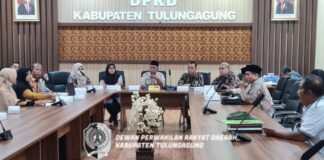 Komisi D saat melakukan hearing dengan perwakilan warga Desa Sumberagung di Ruang Aspirasi Kantor DPRD Tulungagung, Kamis (26/1).