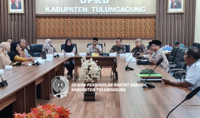 Komisi D saat melakukan hearing dengan perwakilan warga Desa Sumberagung di Ruang Aspirasi Kantor DPRD Tulungagung, Kamis (26/1).