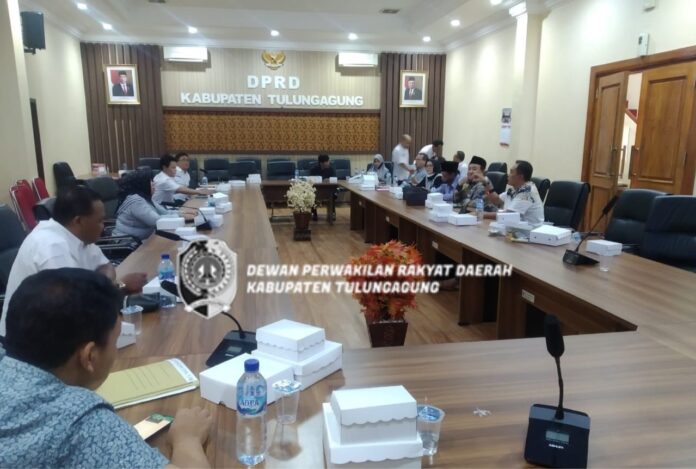 Pansus Perubahan Tatib DPRD Tulungagung saat melakukan rapat di Ruang Aspirasi Kantor DPRD Tulungagung, Rabu (15/3).