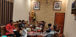 Marsono saat beraudiensi dengan Pengurus KTNA di Ruang Ketua Dewan di Kantor DPRD Tulungagung, Rabu (12/4).