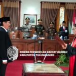 Ali Masrup saat dilantik sebagai Wakil Ketua DPRD Tulungagung dan mengucapkan sumpah/janji yang dipandu Kalanri Tulungagung, Kamis (27/4).