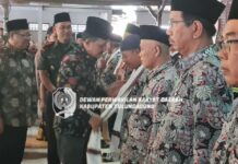 Marsono mengalungkan surban pada perwakilan CJH saat pelepasan jemaah haji Tulungagung di Pendopo Kongas Arum Kusumaning Bongso, Rabu (24/5).
