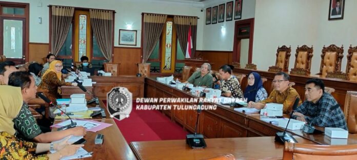 Pansus III yang dipimpin Adrianto saat membahas Ranperda tentang Pajak Daerah dan Retribusi Daerah bersan Tim Asistensi Pemkab Tulungagung, Kamis (11/5).