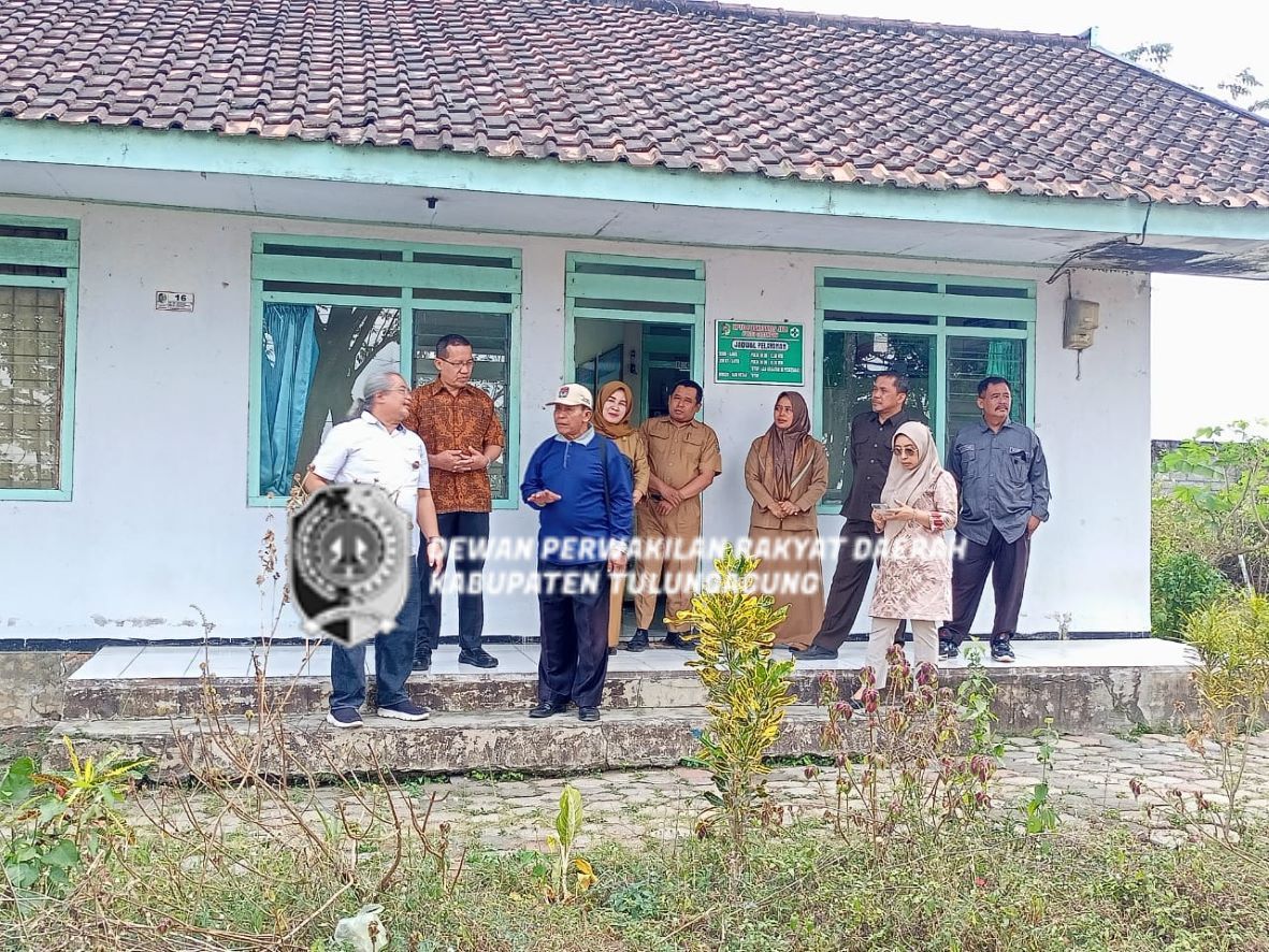 Komisi C bersama Kades Gedangan mengunjungi bangunan Pustu di Desa Gedangan Kecamatan Karangrejo yang terkena proyek jalan tol Kediri – Tulungagung.