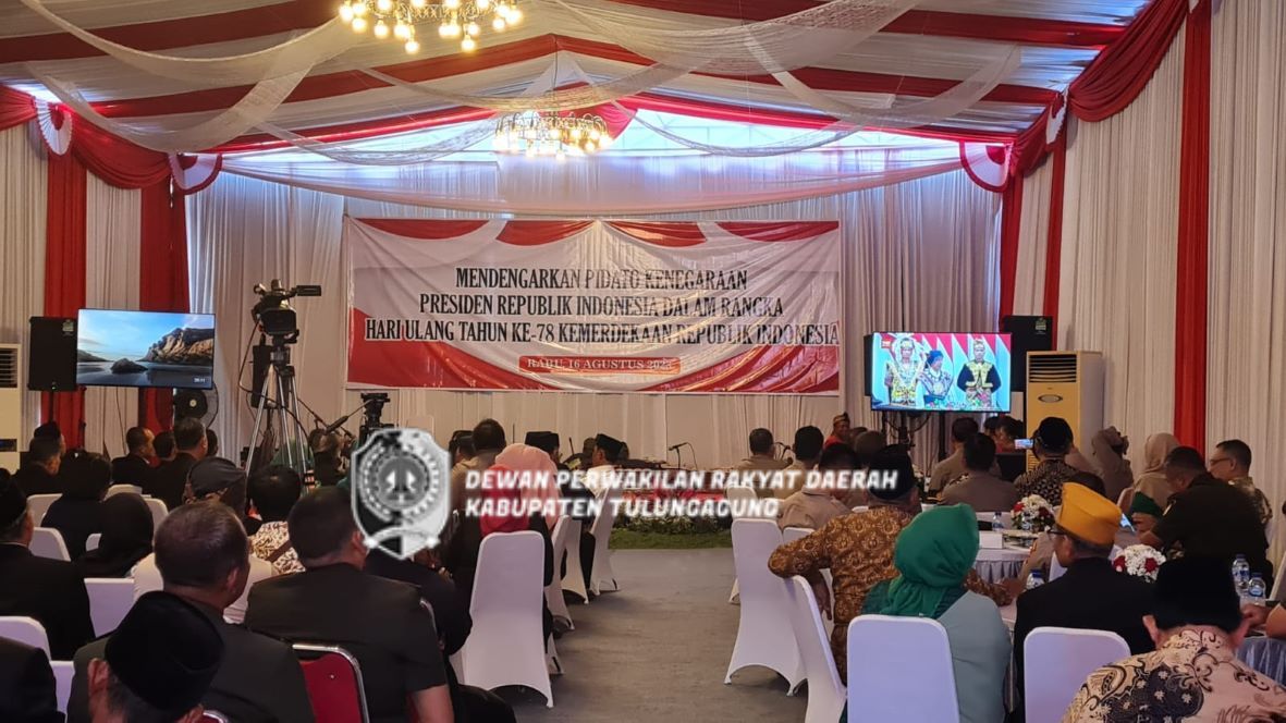 Sebagian undangan lainnya mendengarkan pidato kenegaraan Presiden Joko Widodo di halaman Kantor DPRD Tulungagung, Rabu (16/8).