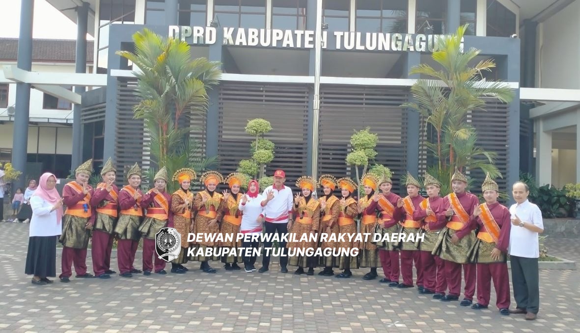 Tim Setwan Tulungagung berfoto bersama Ketua DPRD Tulungagung, Marsono.