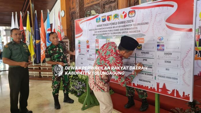 Marsono ikut menandatangani Ikrar Tekad Pemilu Damai 2024 di di Pendopo Kongas Arum Kusumaning Bongso, Rabu (8/11).