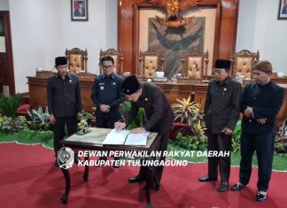 Marsono dan Pj Bupati Heru Suseno menandatangani berita acara penetapan perda yang diikuti oleh para wakil ketua DPRD Tulungagung saat rapat paripurna, Sabtu (18/11).