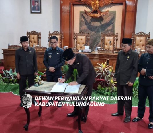 Marsono dan Pj Bupati Heru Suseno menandatangani berita acara penetapan perda yang diikuti oleh para wakil ketua DPRD Tulungagung saat rapat paripurna, Sabtu (18/11).