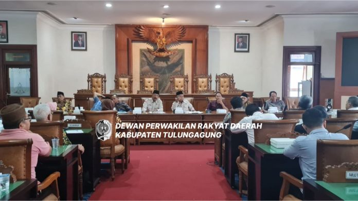 Pimpinan dan anggota DPRD Tulungagung saat hearing dengan warga yang lahannya terdampak jalan tol di Kelurahan Panggungrejo bersama perwakilan Pemkab Tulungagung dan pihak terkait, Rabu (1/11).