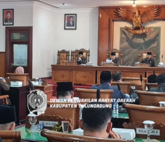 Rapat paripurna dewan dipimpin langsung oleh Marsono, Kamis (9/11).