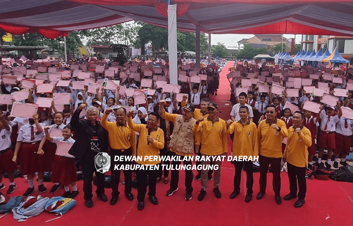 Marsono bersama Sekda Tulungagung, Sukaji, dan Kepala Dinas Pendidikan, Rahadi P Bintara memberi semangat pada ribuan siswa dan guru SD yang memecahkan rekor MURI.