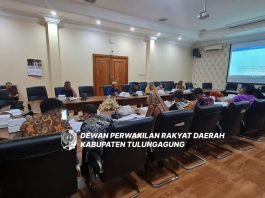 Finalisasi pembahasan Ranperda tentang Pengelolaan Perparkiran berlangsung di Ruang Aspirasi Kantor DPRD Tulungagung, Kamis (21/12).