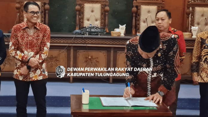 Marsono menandatangani berita acara pelaksanaan FKP Rancangan Awal RKPD Kabupaten Tulungagung Tahun 2025, Kamis (25/1).