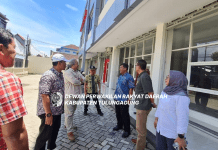 Pimpinan dan anggota Komisi C DPRD Tulungagung saat melihat perkantoran baru Pemkab Tulungagung di lahan eks Pertokoan Belga, Kamis (1/2).