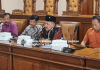 Marsono (dua dari kanan) saat memimpin hearing dengan AMPUH di Ruang Graha Wicaksana Kantor DPRD Tulungagung, Rabu (21/2) siang.