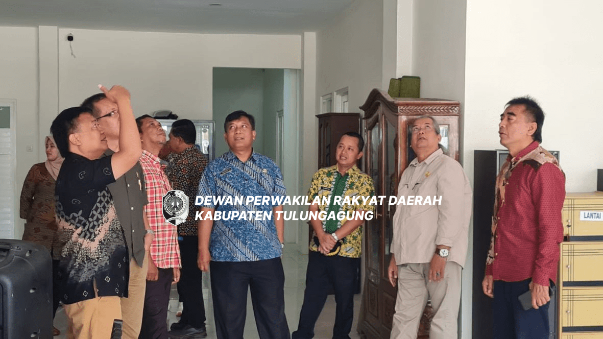 Pimpinan dan anggota Komisi C DPRD Tulungagung juga meninjau ruang dalam Kantor Inspektorat yang sudah ditempati.