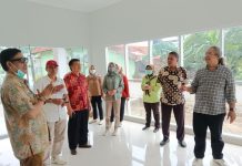 Asrori bersama anggota Komisi C DPRD Tulungagung saat meninjau ruang dalam gedung baru Puskesmas Tulungagung, Jumat (1/3).