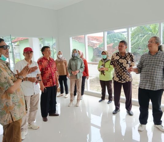 Asrori bersama anggota Komisi C DPRD Tulungagung saat meninjau ruang dalam gedung baru Puskesmas Tulungagung, Jumat (1/3).
