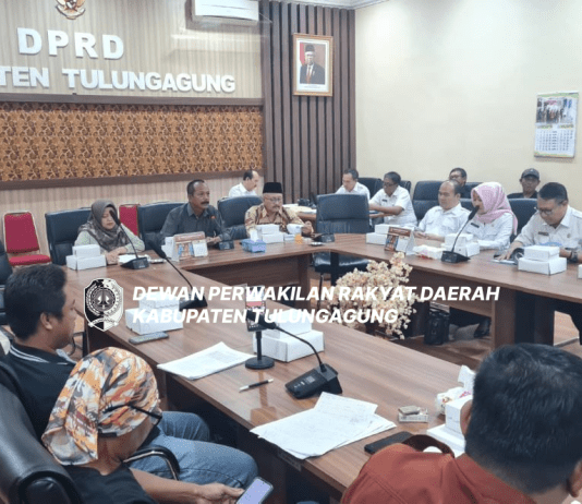 Gunawan saat memimpin hearing Komisi A DPRD Tulungagung dengan AMPUH di Ruang Aspirasi Kantor DPRD Tulungagung, Rabu (24/4).