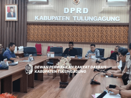 Gunawan (berkopiah) memimpin hearing Komisi A bersama Ampuh yang dihadiri di antaranya dari BPN Tulungagung dan Dinas Pendidikan Kabupaten Tulungagung.