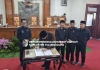 Marsono menandatangani berita acara penetapan ranperda dan rekomendasi LKPJ Bupati TA 2023 dalam rapat paripurna DPRD Tulungagung, Jumat (26/4).