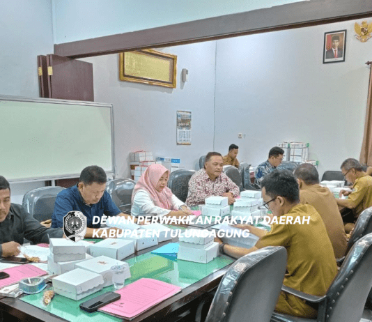 Pansus I dipimpin Samsul Huda saat melakukan pembahasan ranperda di Ruang Rapat Komisi A Kantor DPRD Tulungagung, Selasa (16/4) siang.